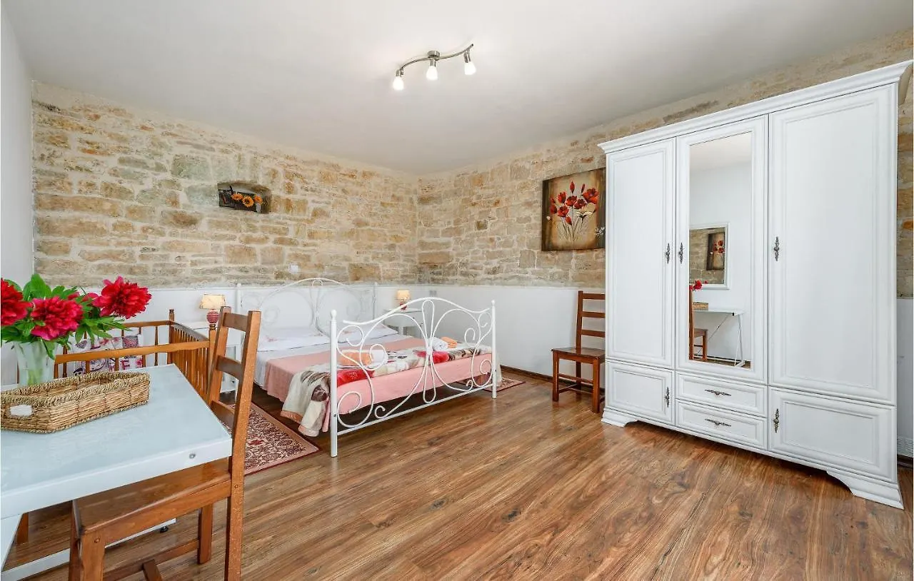 Cozy Home In Pamici With Kitchen